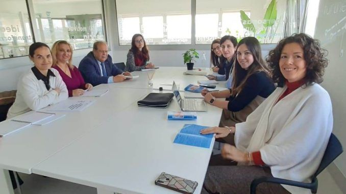 Los gitanos de Cantabria presentan su intenso trabajo en materia de salud en el IDIVAL para establecer líneas de colaboración