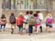 Los expertos advierten sobre los errores de los escolares en el uso de pantallas, mochilas o hábitos posturales para evitar problemas de espalda