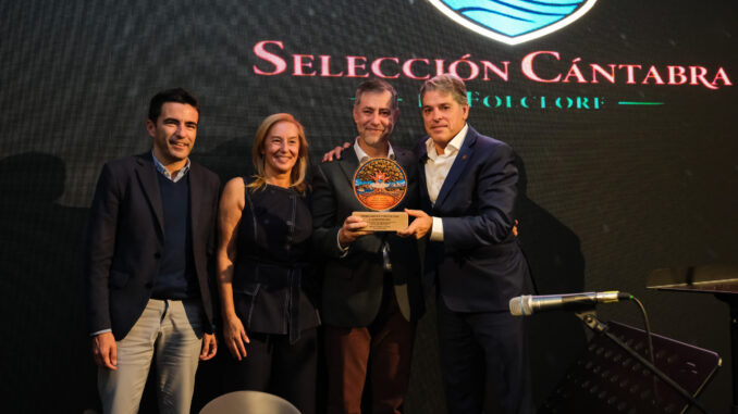 La Selección Cántabra de Folclore celebra su primera gala y reconoce a Luis Martínez Abad con el Premio «Raíces y Frutos»